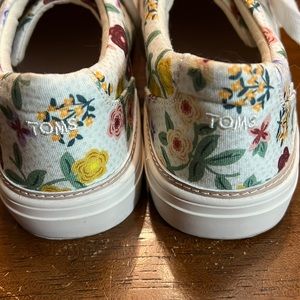 Floral TOMS lace up shoes, super cute! VGUC